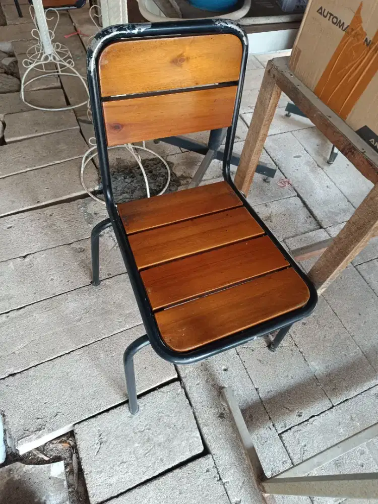 Kursi besi cafe