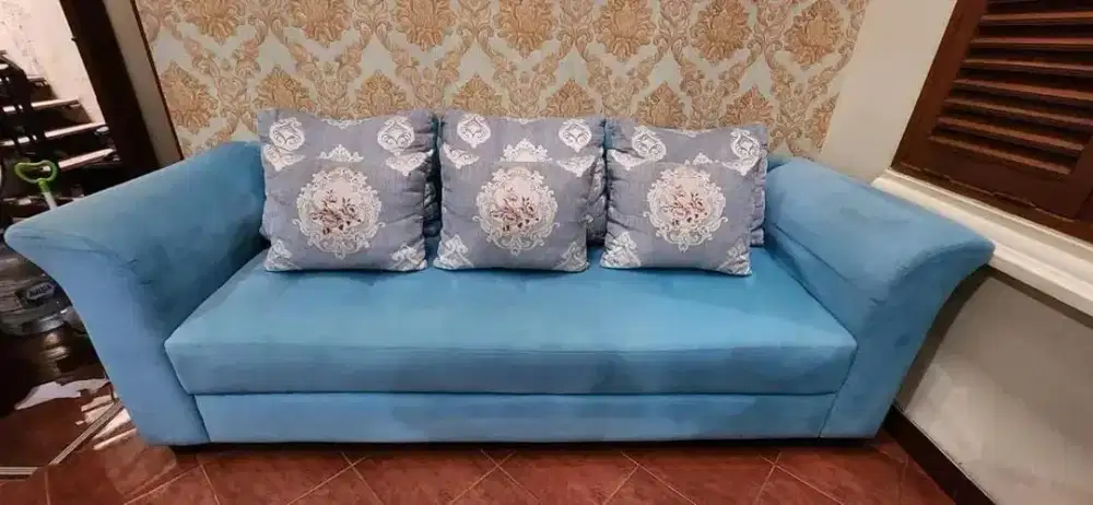 Sofa seperti di gambar
