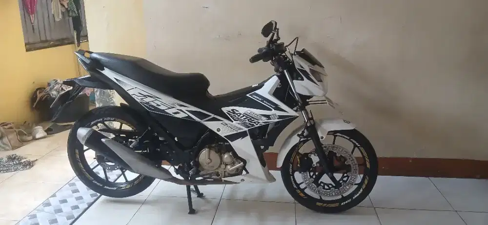 Satria f150fi 2018 putih