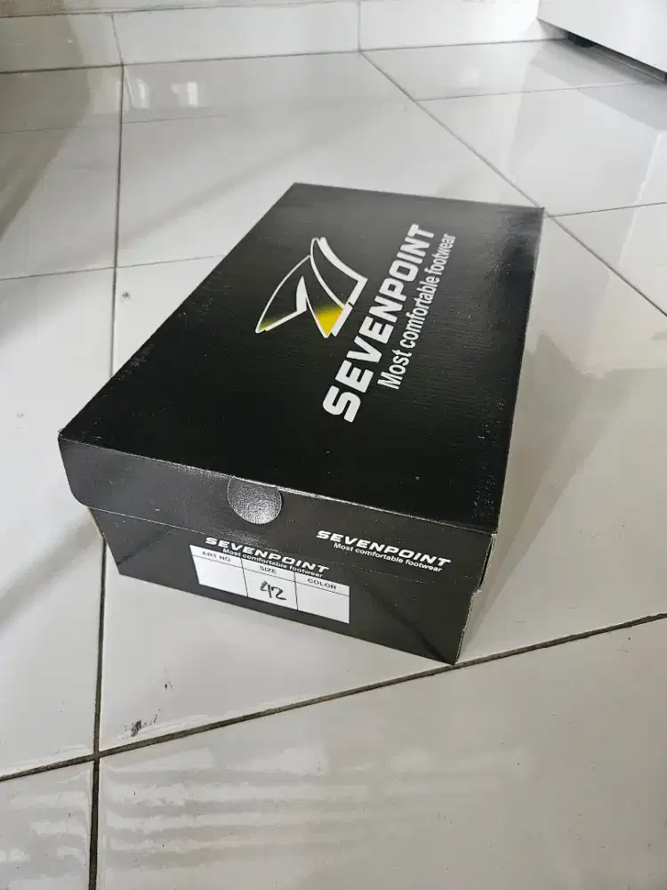 Sepatu safety sevenpoint size 42