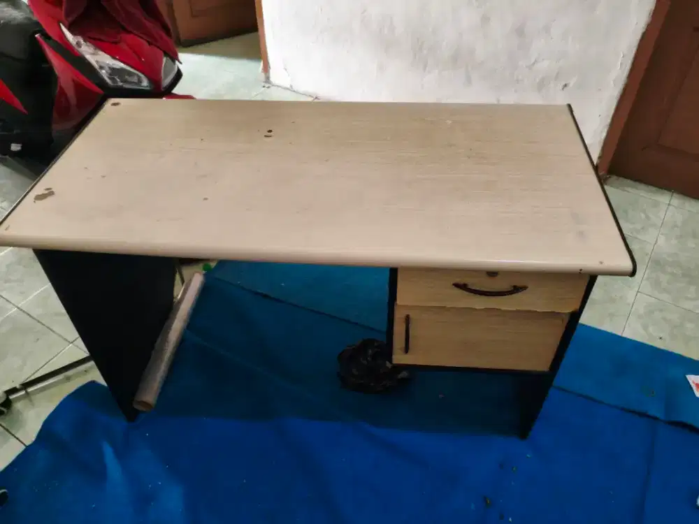 Di jual Meja sama Kursi buat kantor