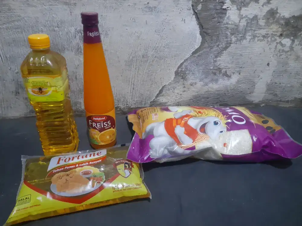 Paket sembako beras 2 minyak goreng dan minuman jeruk
