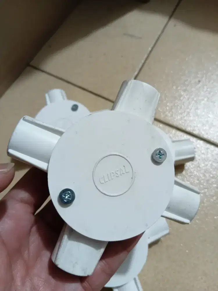 Cuci Gudang Cross dus Clipsal 20 mm