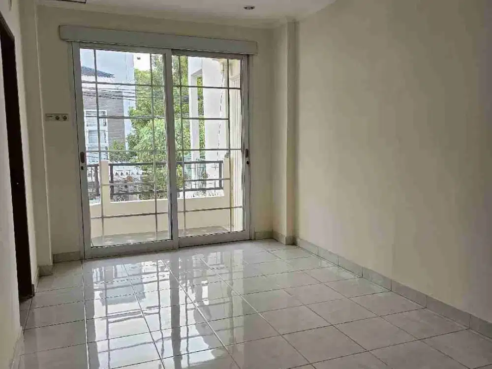 DISEWAKAN RUMAH 2 LANTAI DI JANUR ASRI, Kelapa Gading, Jakarta Utara.

Hunian luas dan nyaman untuk keluarga.
Rumah disewakan dalam kondisi unfurnished, dilengkapi beberapa fasilitas tambahan dan siap ditempati.