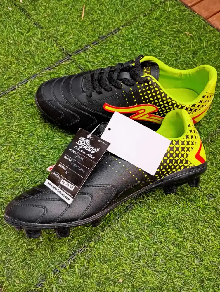 Sepatu bola keren termurah