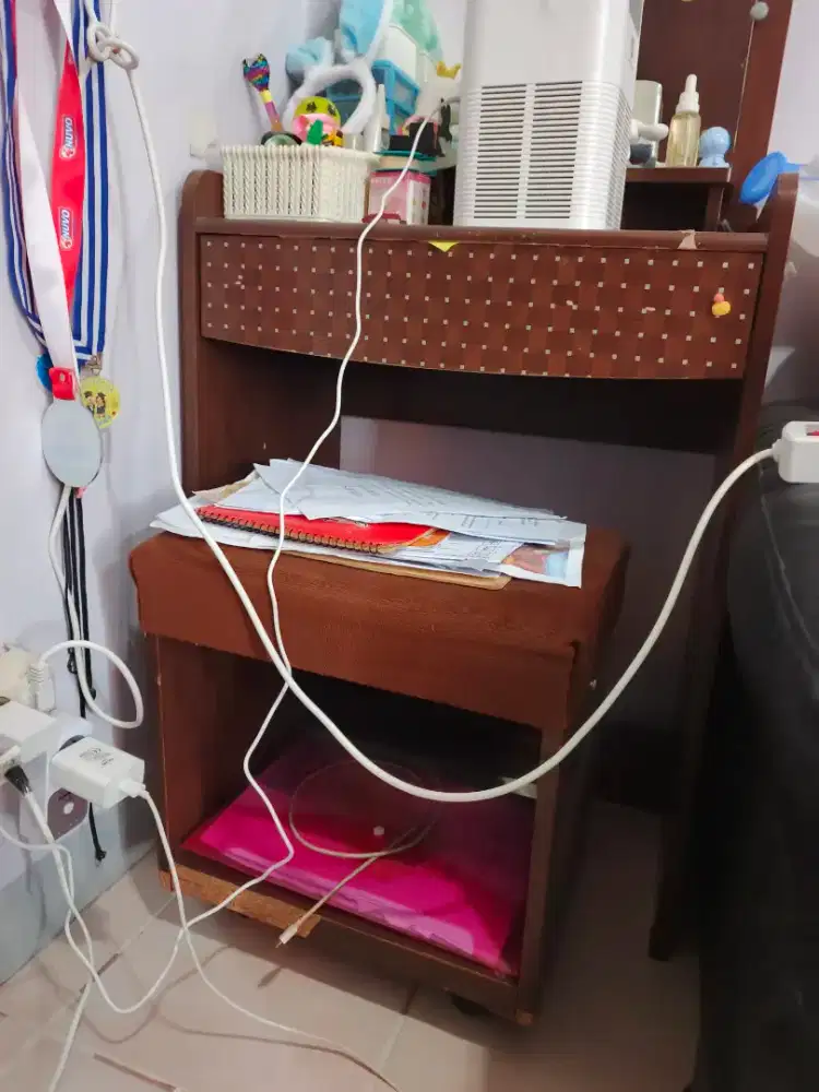 meja rias kaca dengan bangku