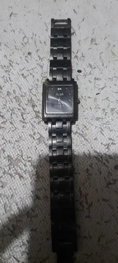 Jam tangan wanita dan sepatu anak sekolah