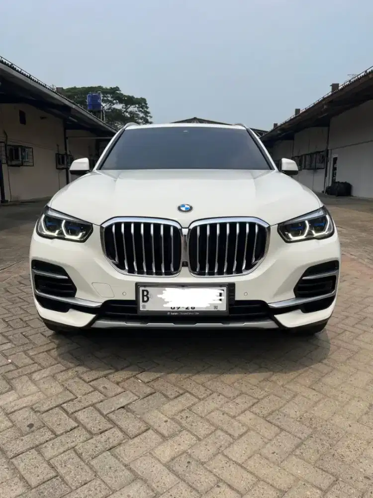 BMW X5 2023 x Drive 40i warna putih