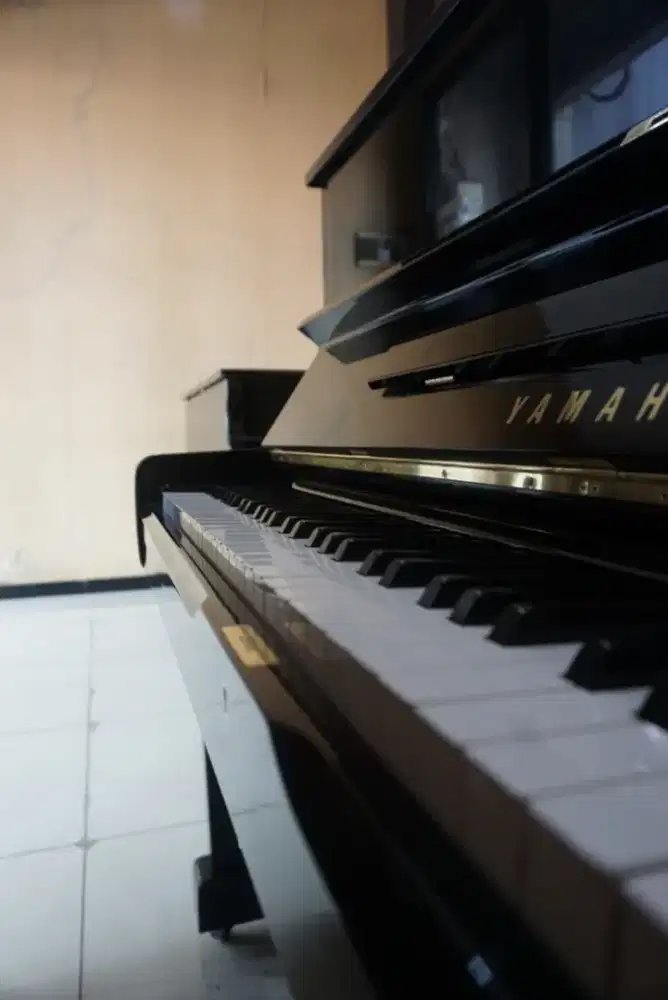 Piano Yamaha U1G. Polished Ebony