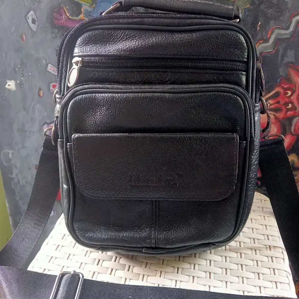 Tas selempang kulit