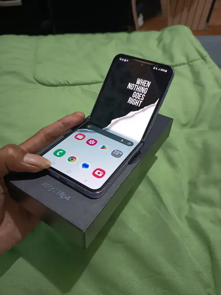 Samsung Z-Flip 4 SEIN 8/512GB Normal minus tompel aja PAMULANG UNPAM