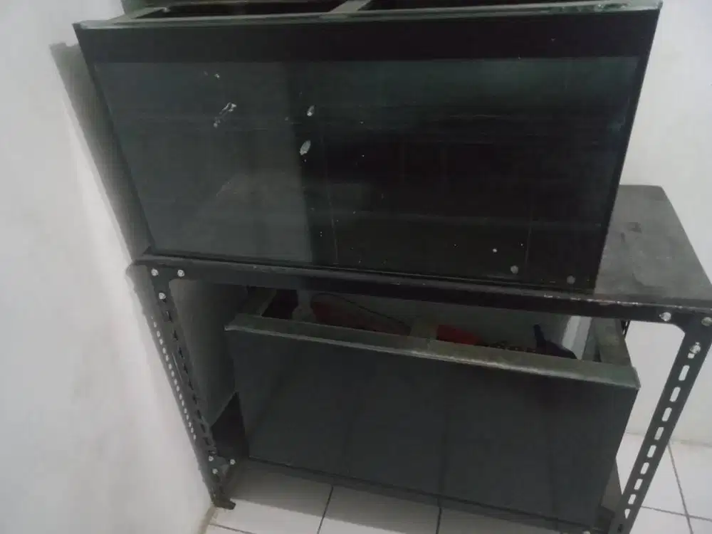 Aquarium + Meja + Alat