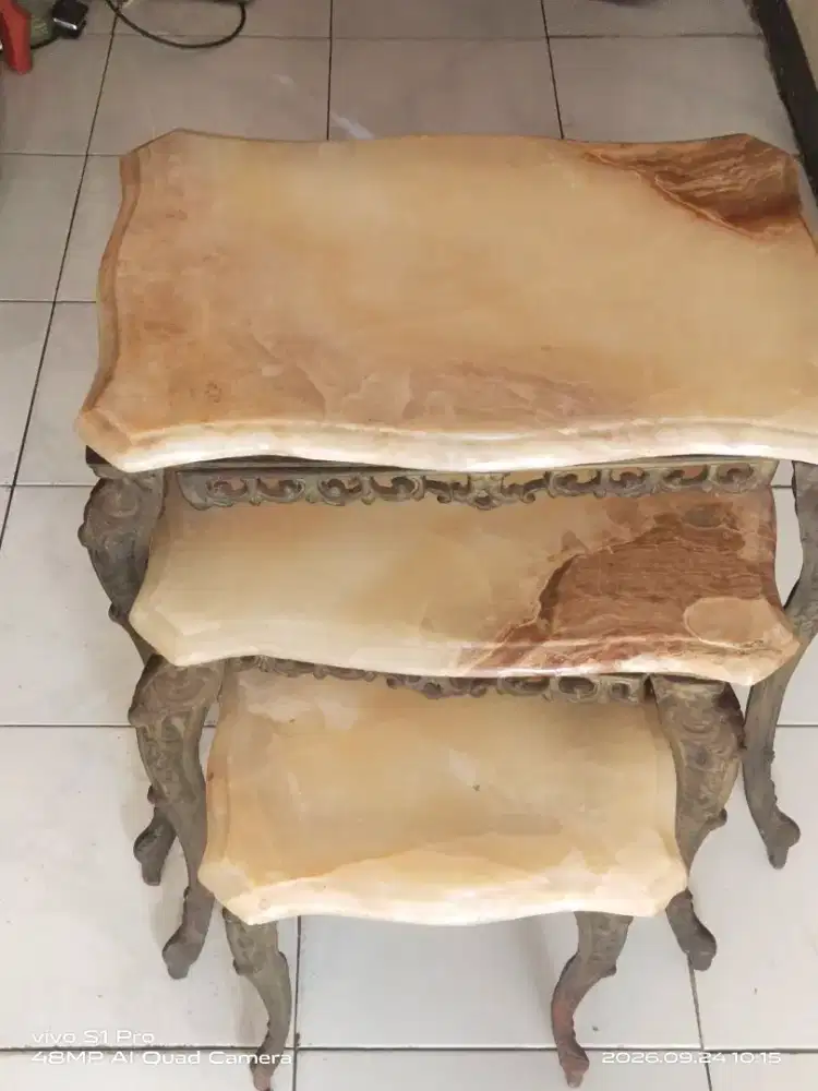 Meja susun antik gaya Racoco