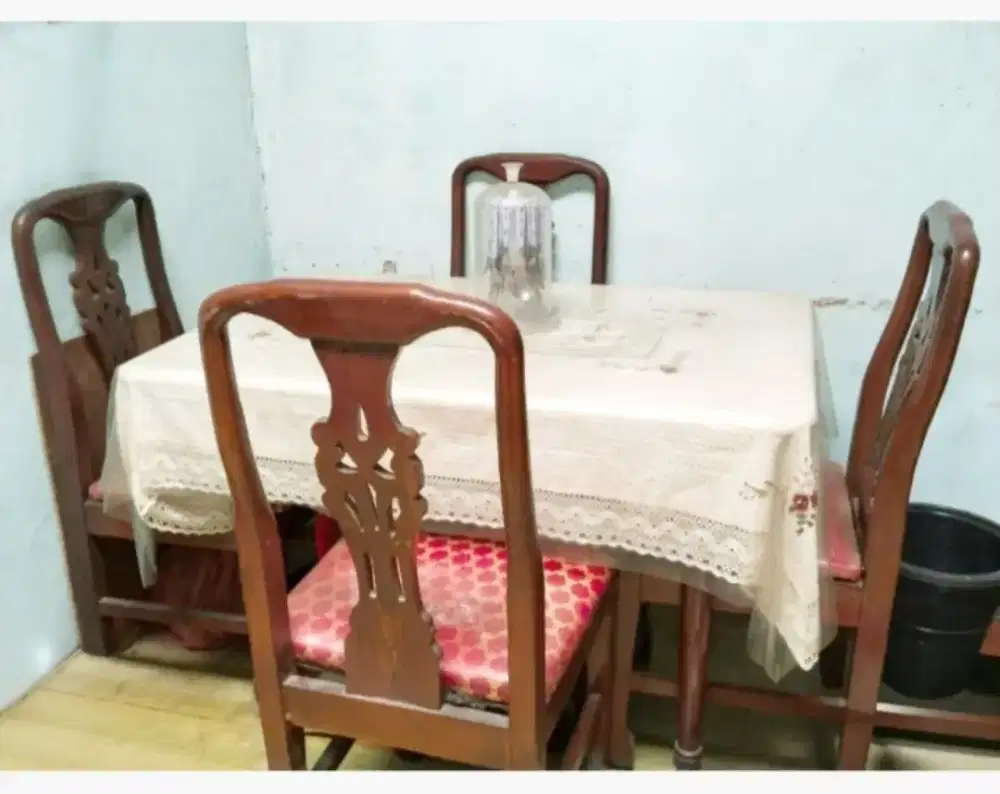 Di jual meja makan 4 kursi