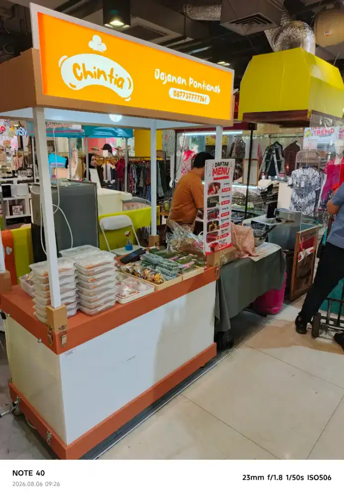 Karyawati stan kue kbp