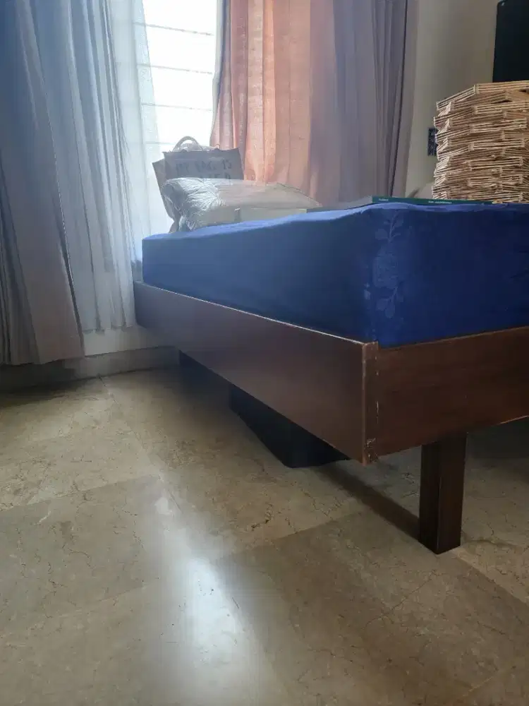 Dipan kayu bekas