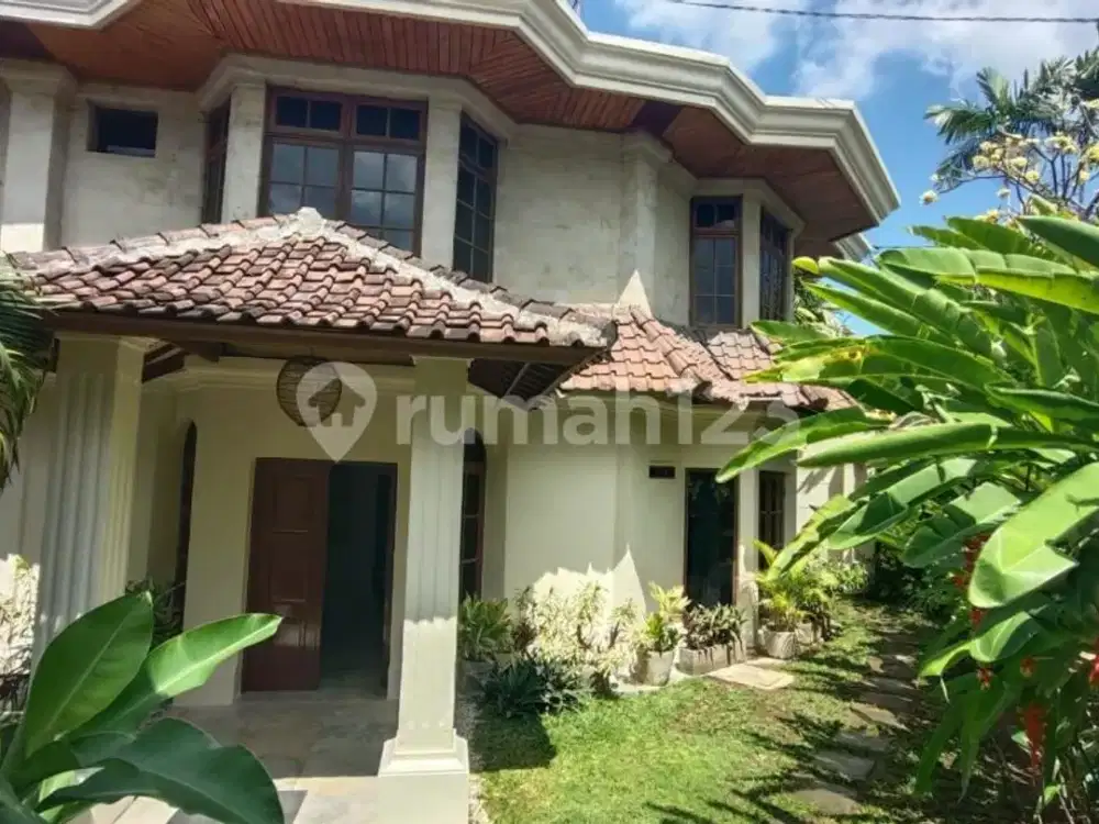 Disewakan Villa 2 Lantai 6 Kamar Full Furnished di Kerobokan Kelod