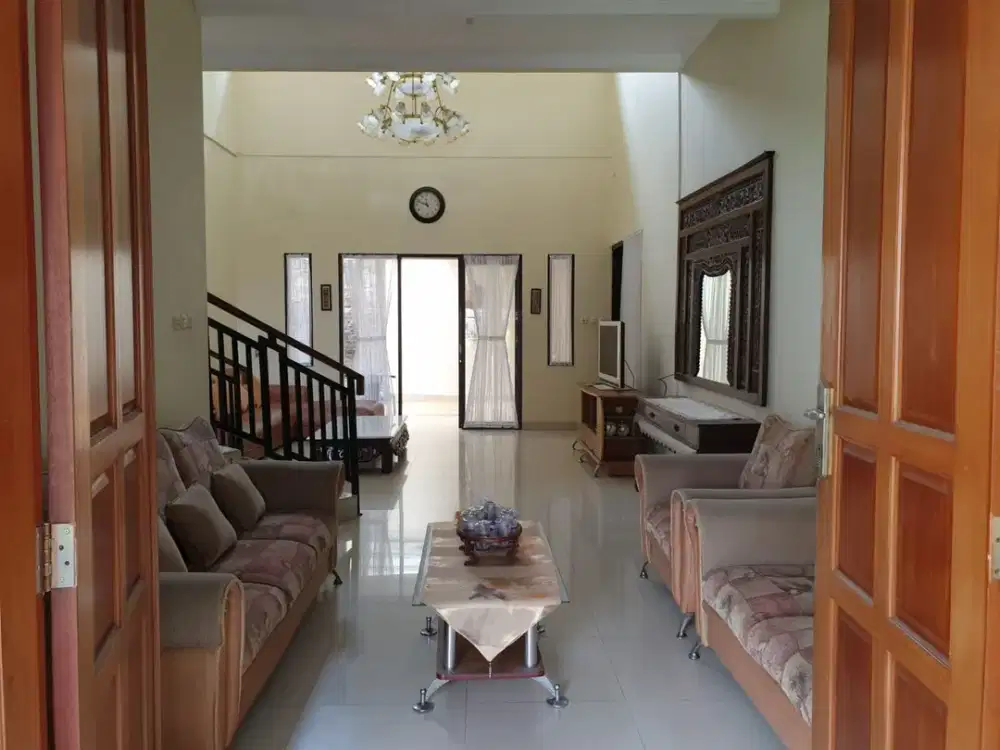 TERMURAH DISEWAKAN RUMAH 2 LANTAI SEMI FURNISHED SIAP HUNI LOKASI DI SETIABUDI REGENCY WING 3 BANDUNG