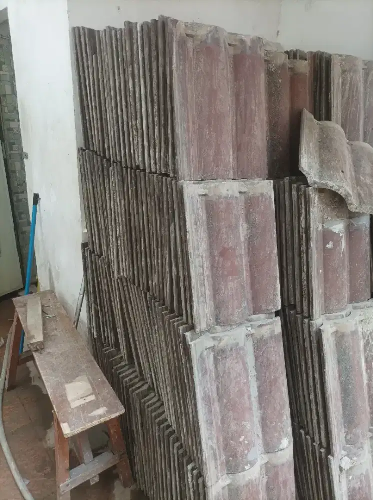 Genteng bekas,masih layak pakai,tidak bocor.bekas bongkaran rumah