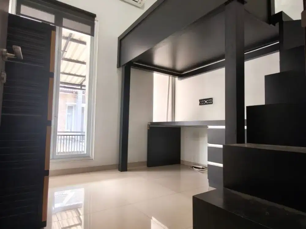 TERMURAH DISEWA RUMAH 2 LANTAI SEMI FURNISHED SIAP HUNI LOKASI DI MEKAR WANGI BANDUNG