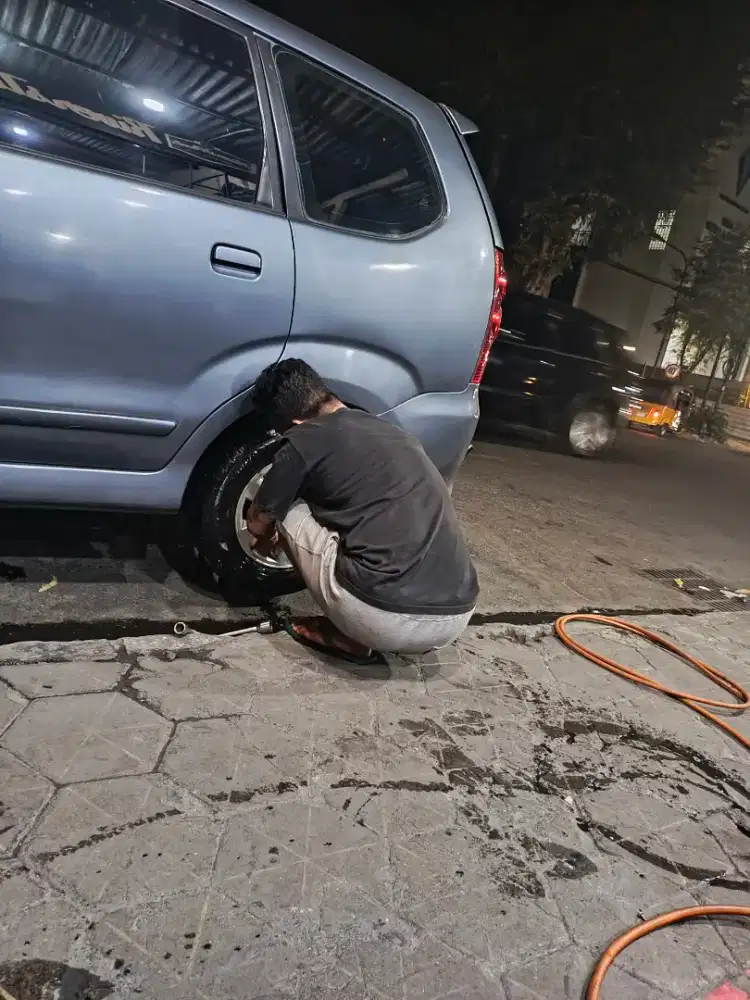PENJAGA TOKO SERVIS HP & LAPTOP