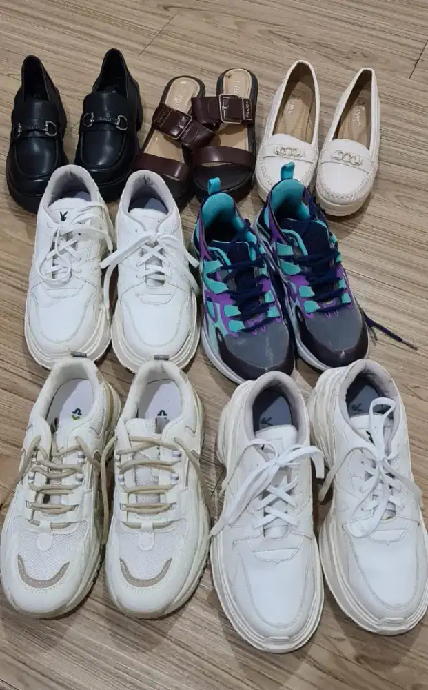 Sepatu bekas.tapi masih baru minat bisa chat ya harga dari 50-200rbu