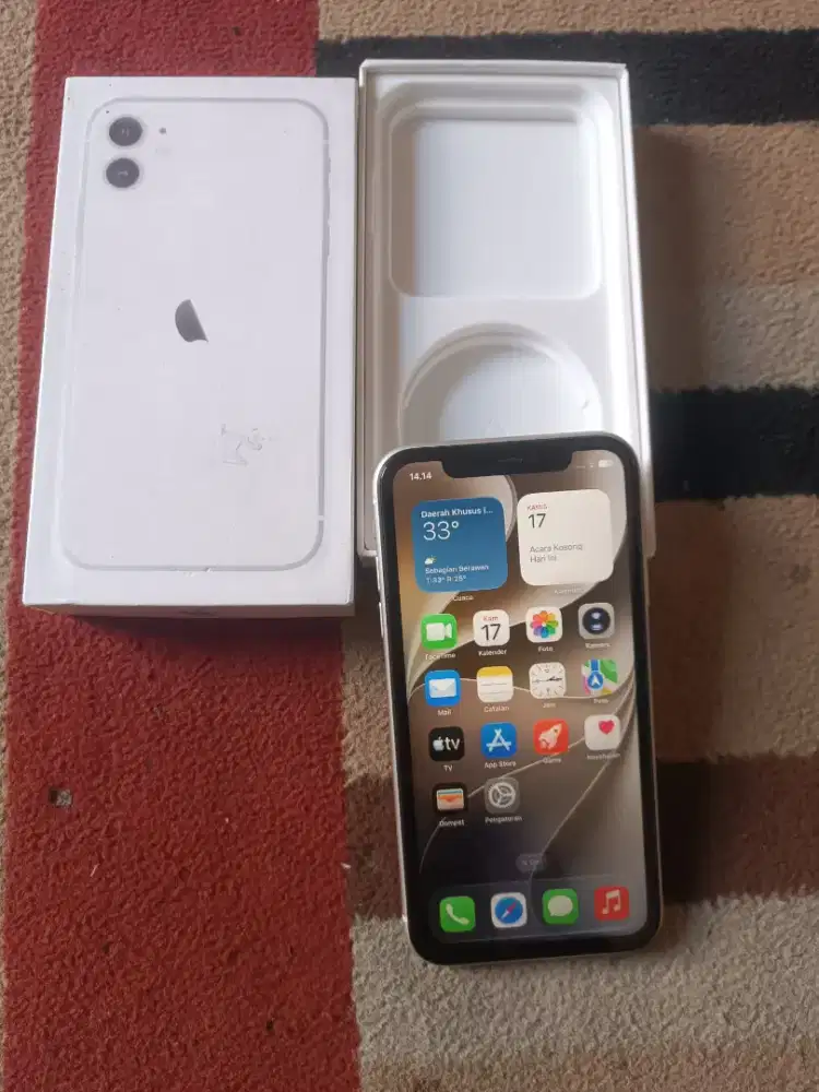 Iphone11 64gb resmi ibox (bisa tukar tambah )