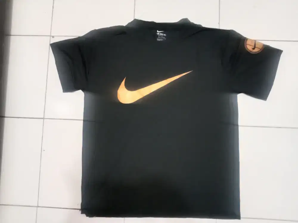 Kaos Nike hitam