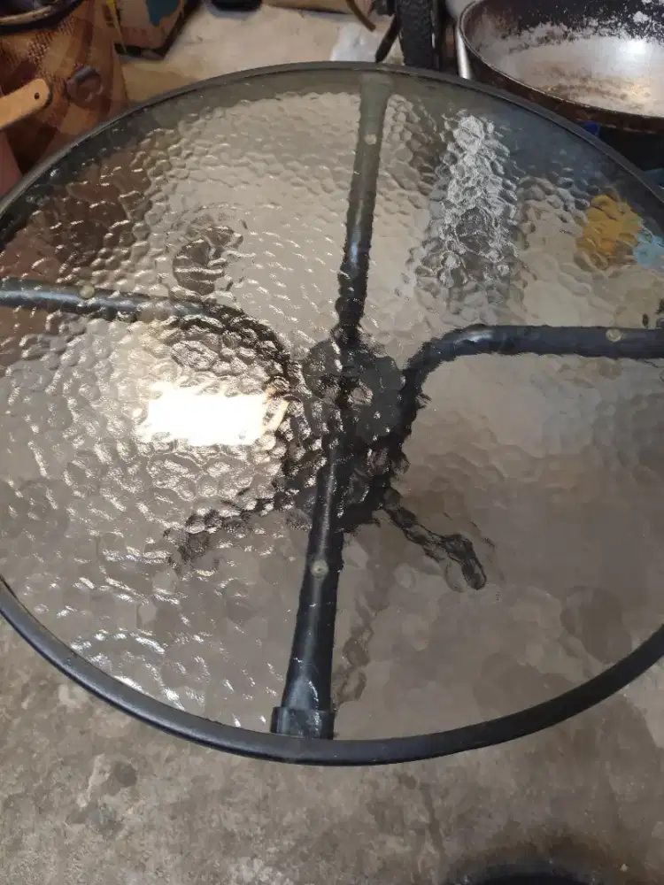 Meja caffe bundar tempered glass. Masih bagus mulus seperti baru
