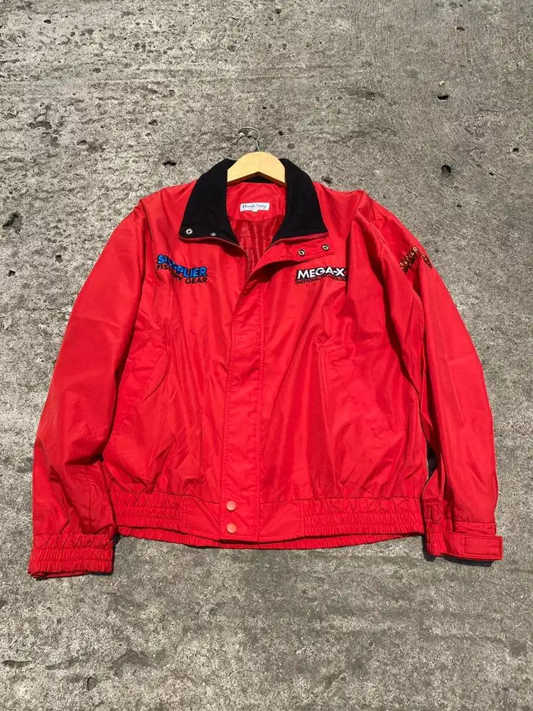 jaket windbreaker merah
