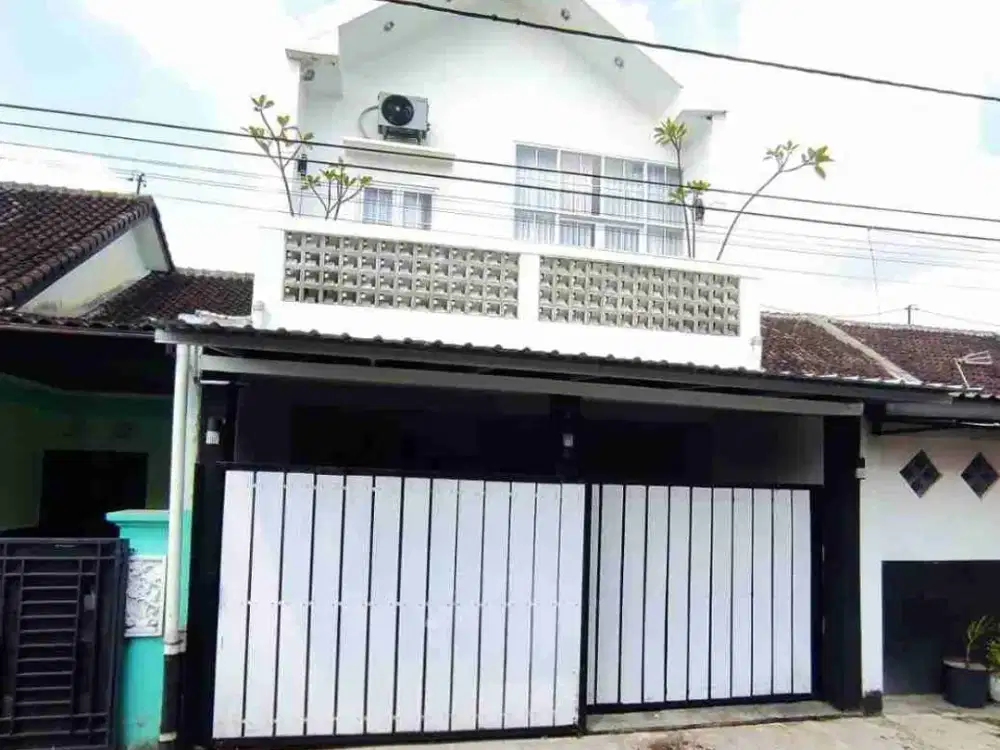 RUMAH CANTIK  2 LANTAI SIAP HUNI DEKAT LUWES GENTAN