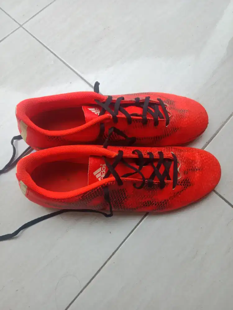 Sepatu Futsal merk Adidas