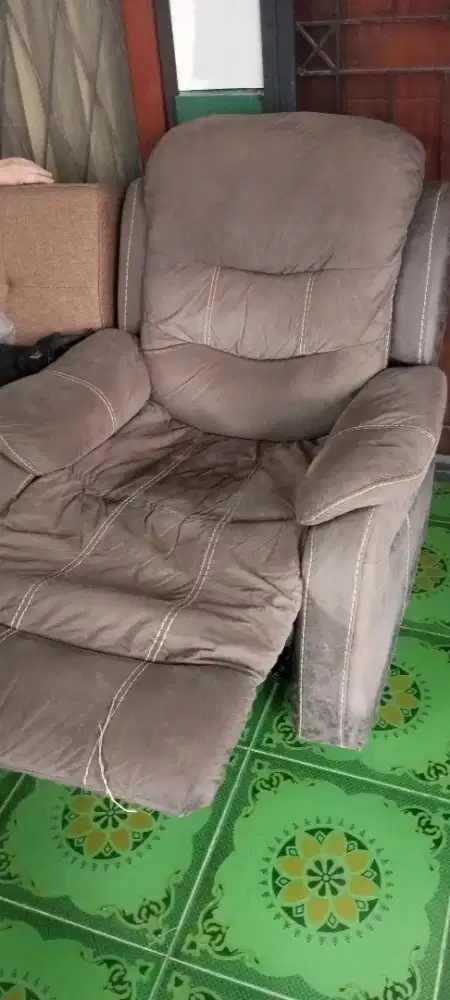 Sofa dengan recleaning seat