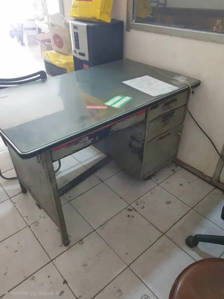 Meja kantor bekas