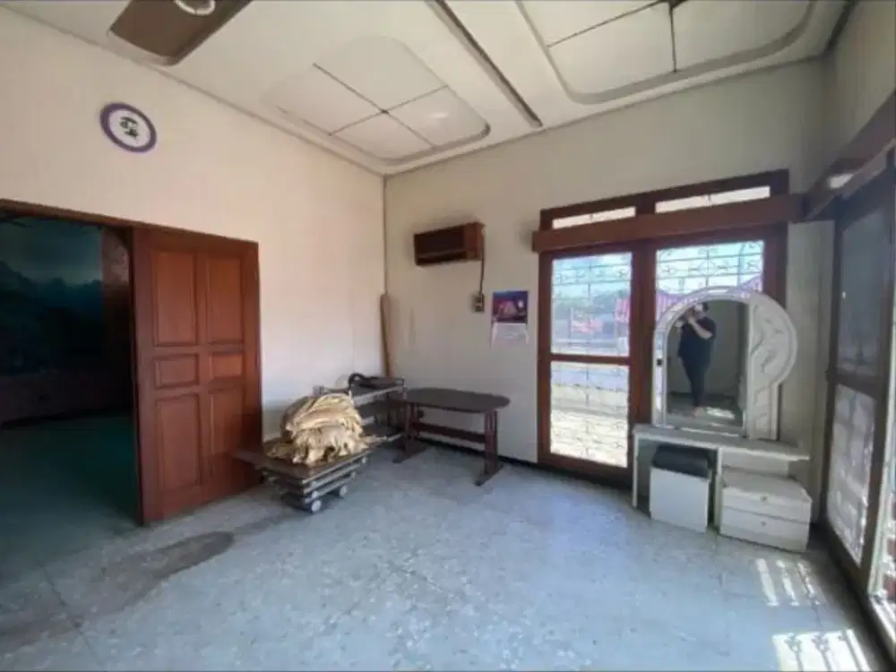 Rmh  Jl. Kertajaya Indah, Semua unit Kmr ada AC.  Ruang Keluarga ada AC.