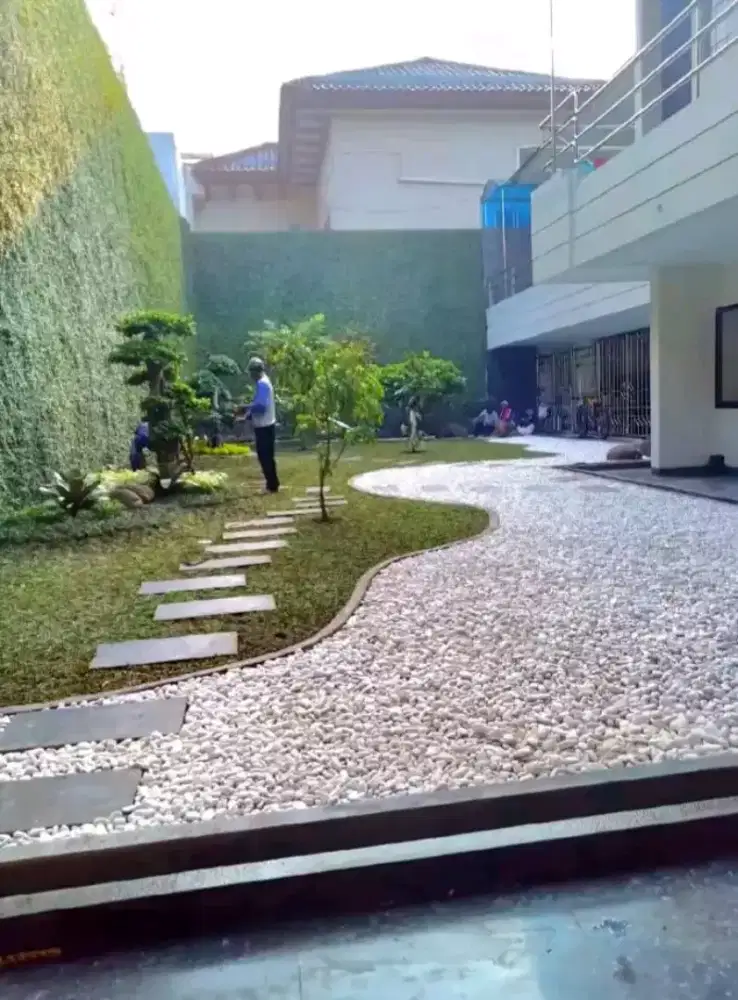 Taman minimalis dan kolam koi