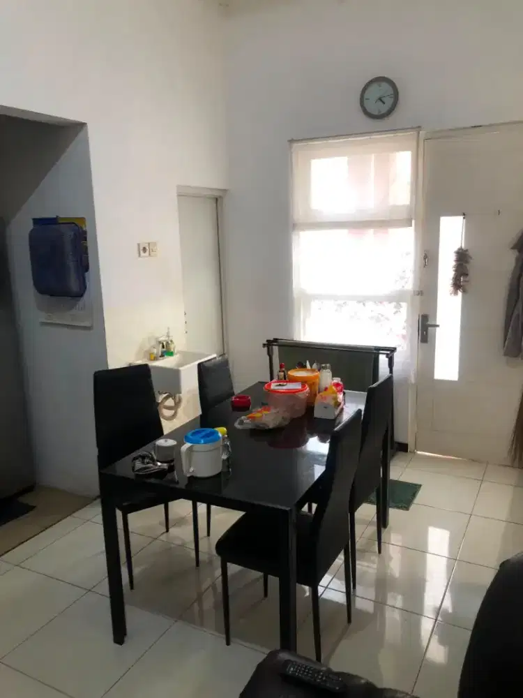 Satu set sofa, meja makan dan lainnya