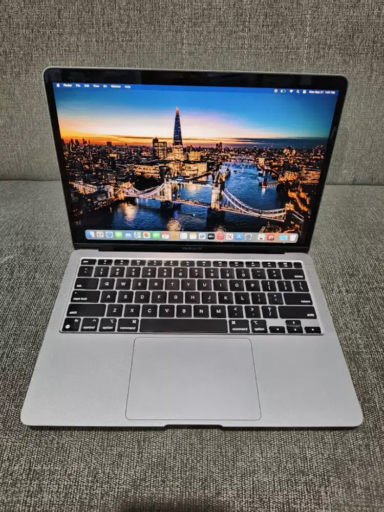 Dijual Macbook Air M1 Retina 13in 2020 CC 28 98% 8/256gb
