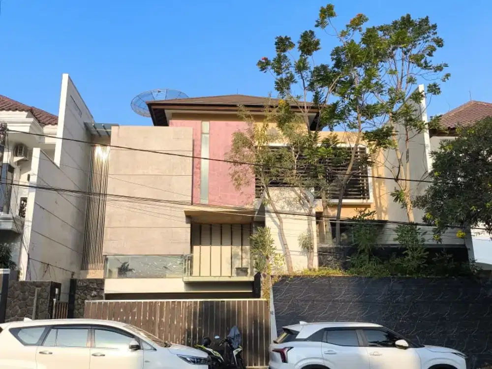 Jual ada kolam renang. Rumah di araya surabaya