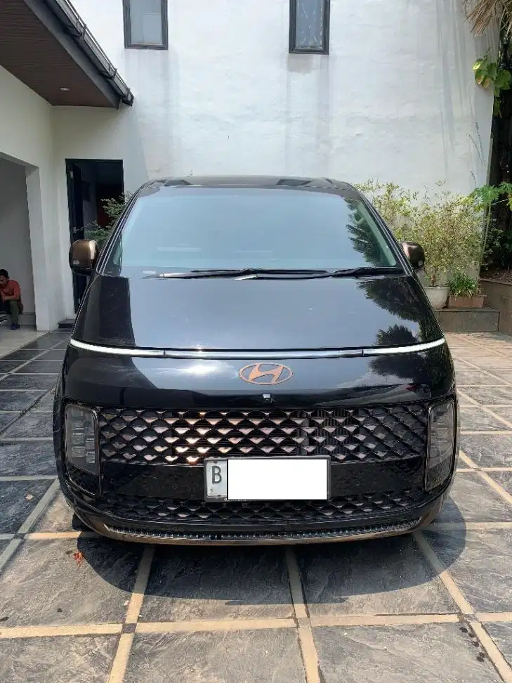 HYUNDAI STARIA 2.2 SIGNATURE 9 SEAT DIESEL AUTOMATIC 2024 (KM 14 RB)