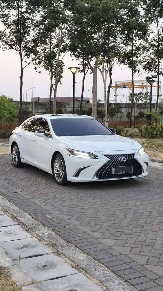 Lexus ES300h Hybrid Ultra Luxury 2022 ATPM 520i 730i 740i E300 S400