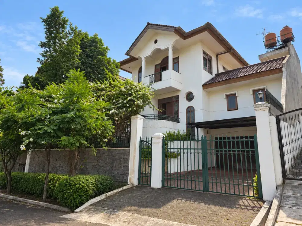 Rumah Luas Terawat 3 Lantai Dalam Komplek Elit dan Asri di Cinere