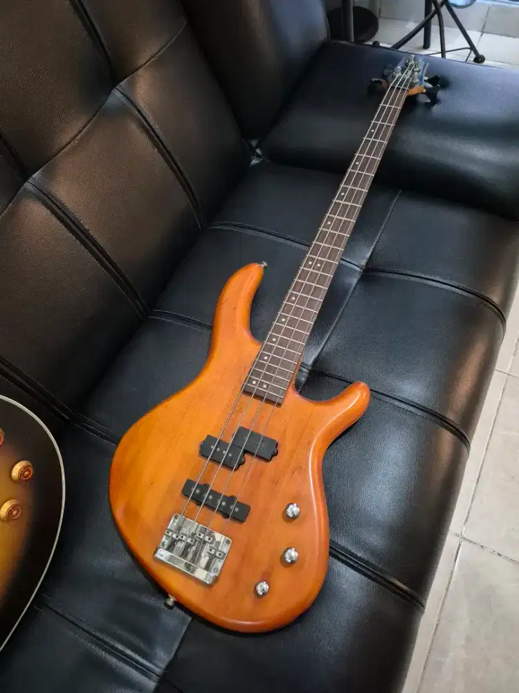 Bass Cort active 4 Senar