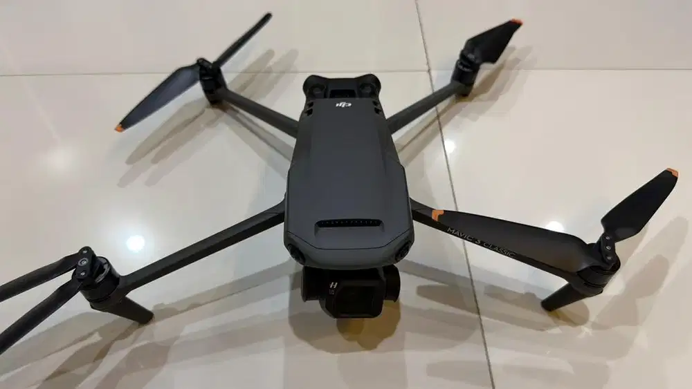 DJI Mavic 3 Classic + DJI RC + 3 Battery - Like New / Fullset