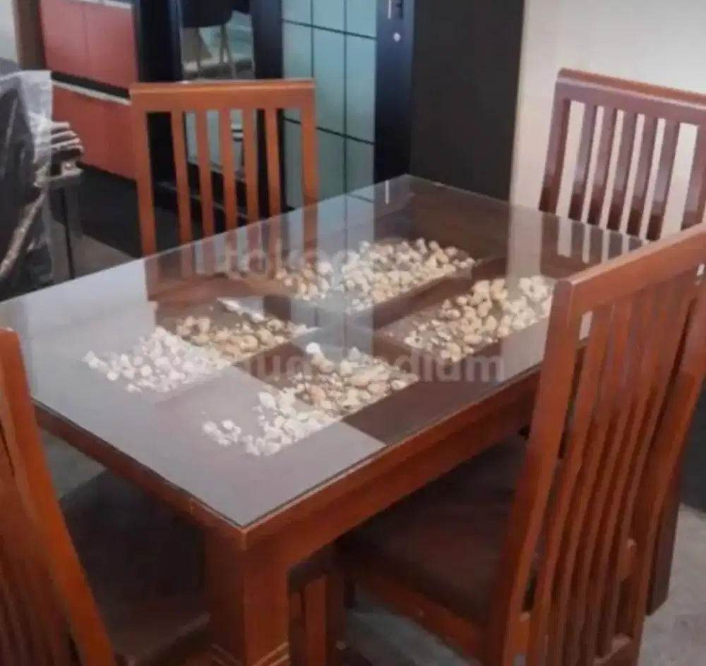 Meja makan minimalis