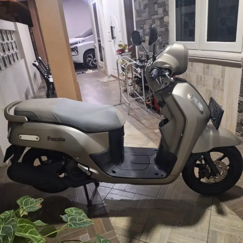 Motor Yamaha Fazzio Hybrid Lux 2025 Abu Abu Tua