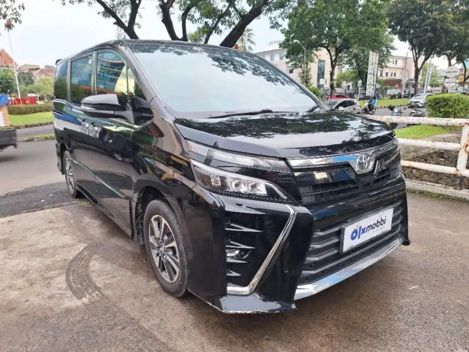 DP MURAH Toyota Voxy 2.0 Bensin-AT 2019 Hitam C2NCD