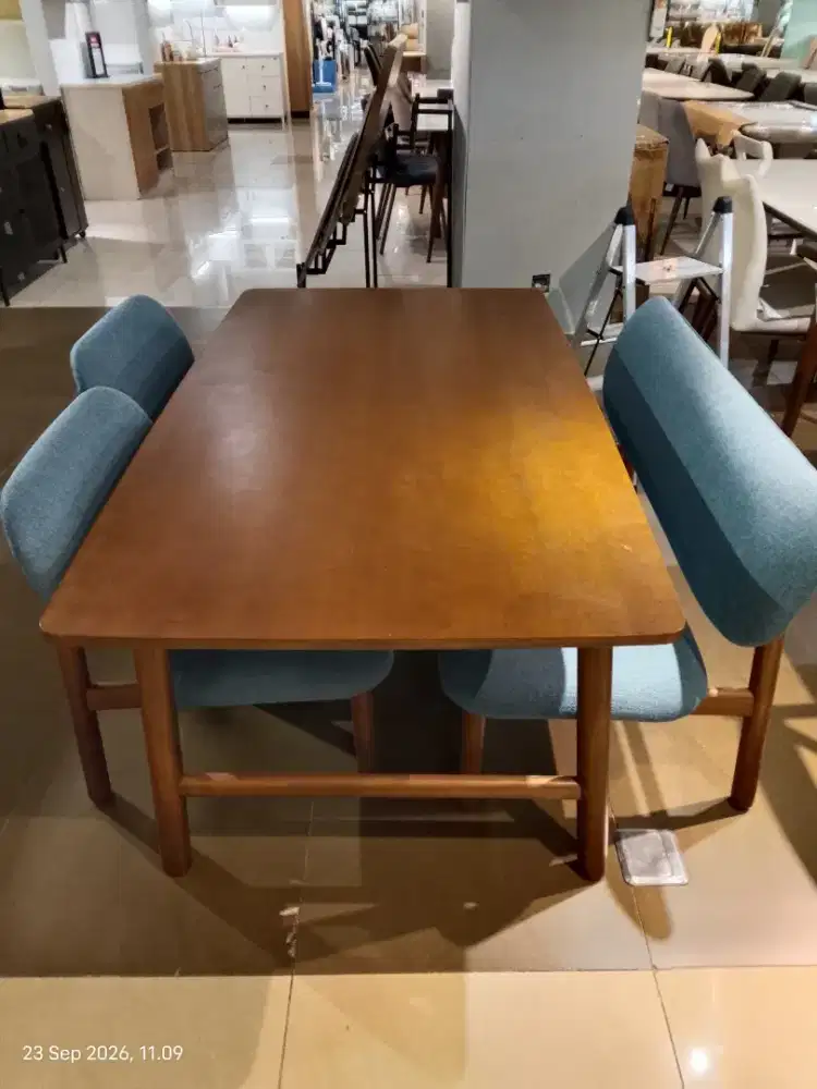 Informa dinning table set