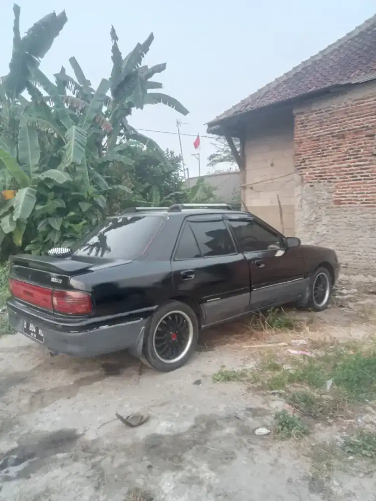 Sedan Mazda interpla 323