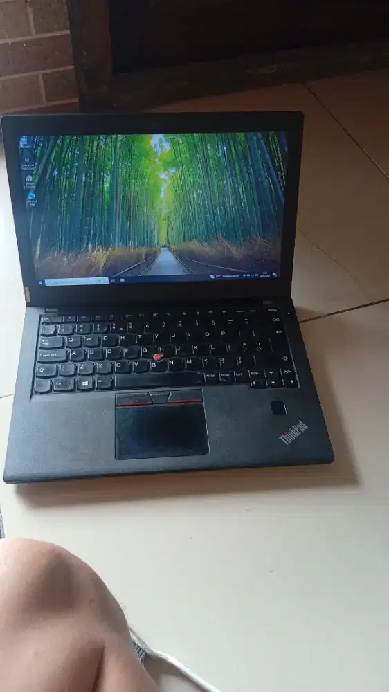 Thinkpad x270 core i5 gen 6 
Ram 8 GB 
ssd 256 gb